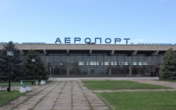 Чернобаевские военные хотят забрать у Херсонского аэропорта бетонные плиты