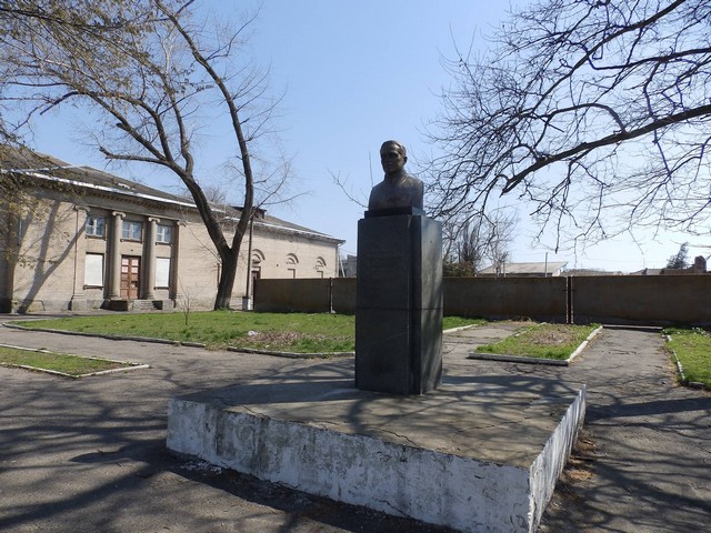 Вице-мэр Каховки заявил в полицию на коммунальщиков, которые снесли памятник Блюхеру