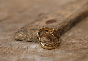 У херсонской пенсионерки отобрали кольцо