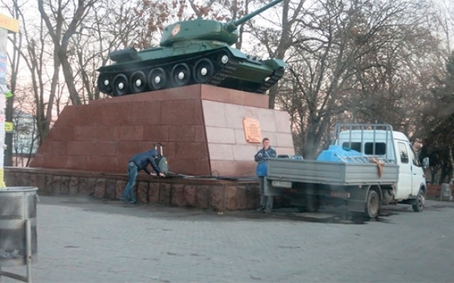 Ко Дню освобождения города в Херсоне ремонтировали... танк