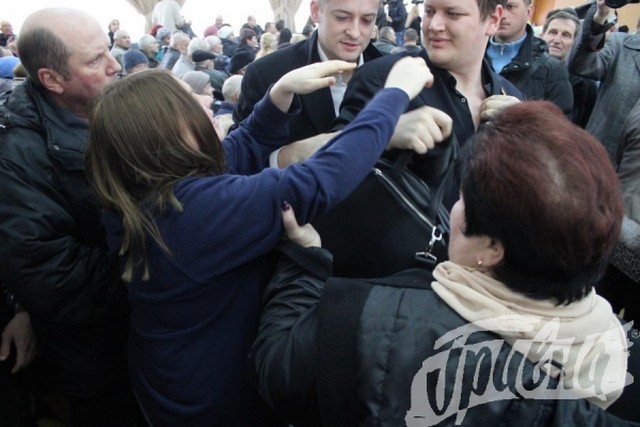 Перед началом сессии Гандзюк таки засунула селедку за шиворот Ильченко