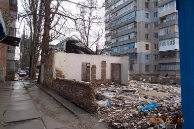 С места разрушенного кафе на Днепровском рынке вывезли 15 КАМАЗов мусора