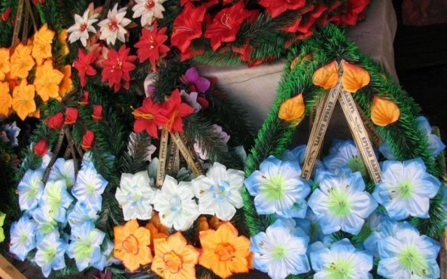 В Херсоне на Центральном рынке перепродают цветы с могил