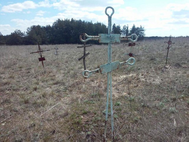 На Херсонщине нашли заброшенное кладбище. Оказалось, что до войны там был хутор