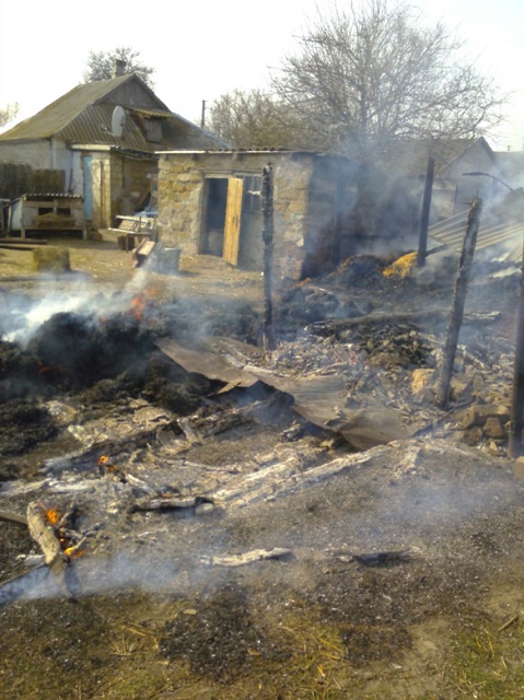 В Ивановке пожарные не допустили перекидывания огня с горящего сарая на жилой дом