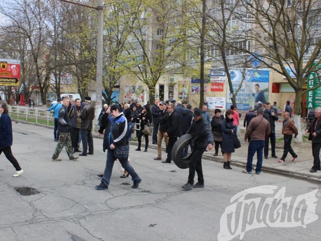 Рыночники принесли к месту протестов покрышки, - СМИ