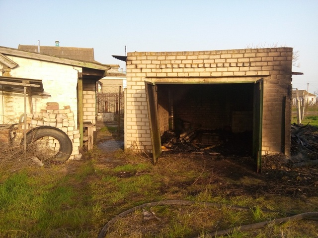 Белозерские пожарные не допустили перекидания огня с горящего гаража на хозпостройки