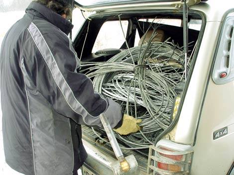 Новокаховские полицейские задержали похитителей кабеля