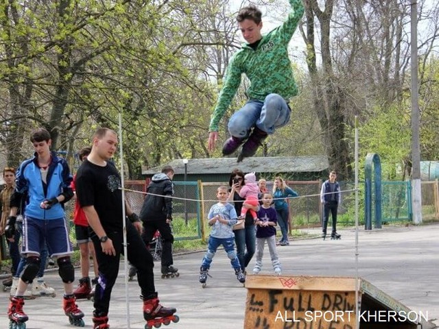 В Херсоне роллер-сезон открыли крутыми покатушками и прыжками на трамплине