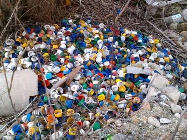 В Херсоне неизвестные выбросили все пластиковые крышечки, которые собирали волонтеры