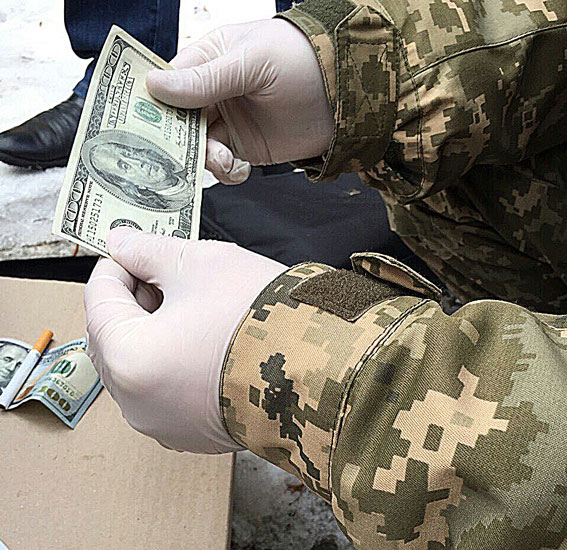 На границе с Крымом задержали таможенника на взятке в 300 долларов