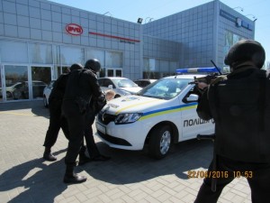 В Херсоне полиция охраны отрабатывает навыки в автосалонах