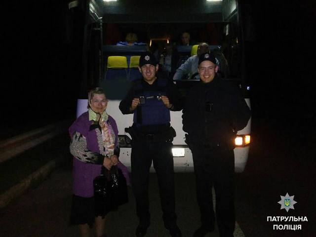 Херсонские патрульные "тормозят" автобусы из-за пассажиров