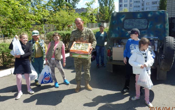 Новокаховские детсадовцы собрали для солдат Пасхальную корзину