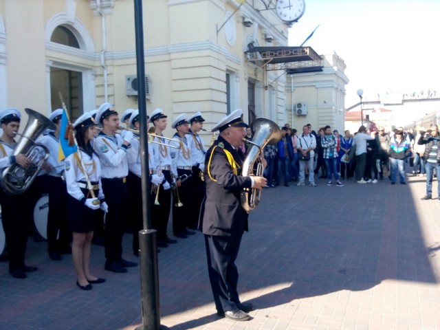 На железнодорожном вокзале с оркестром встречают гостей "Мельпомены Таврии"