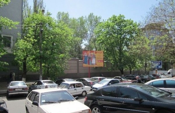 На центральных улицах Херсона запретят парковаться