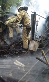 Новокаховские спасатели утром тушили пожар в гаражном кооперативе