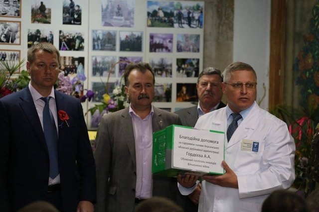 Гордеев, Путилов и Миколаенко поздравили ветеранов областного госпиталя инвалидов и ветеранов войны