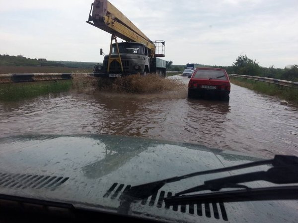 Возле Каховки  после сильного дождя затопило трассу