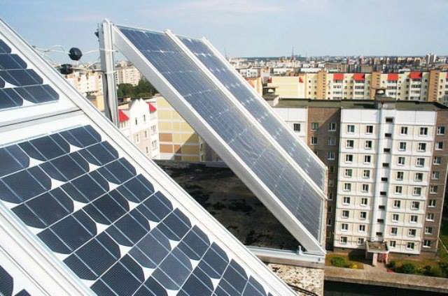 В Херсоне на крыше многоэтажного дома запустили электростанцию, работающую по "зеленому" тарифу
