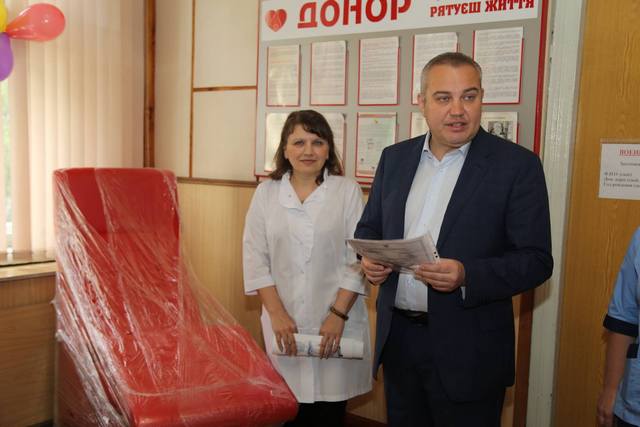 Путилов передал донорское кресло Центру службы крови