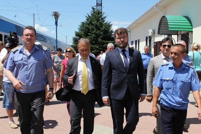 Кравцов считает, что организация курортных вокзалов Геническа и Новоалексеевки - пример для всей страны
