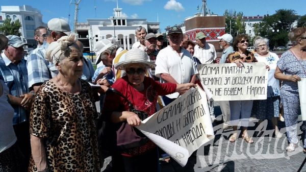 На площади Свободы участники "антитарифного" митинга ждут губернатора и мэра