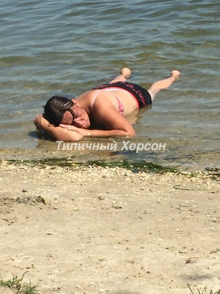 Херсонские пляжники после "принятия на грудь" засыпают прямо в воде