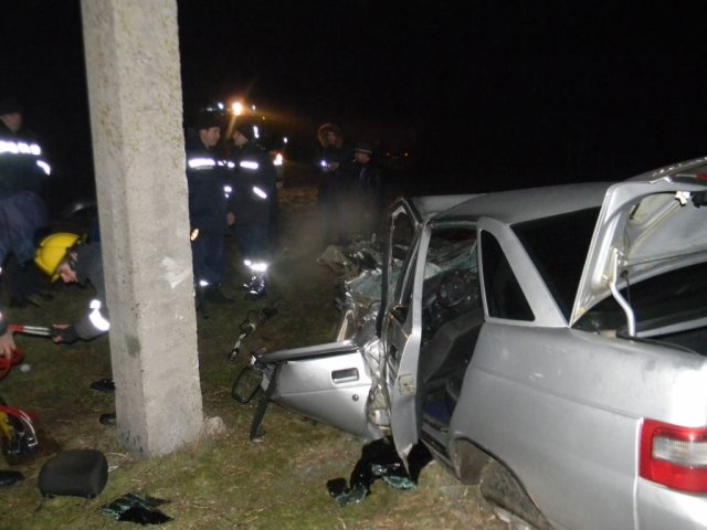 Спасатели Каховки доставали водителя из разбитого авто