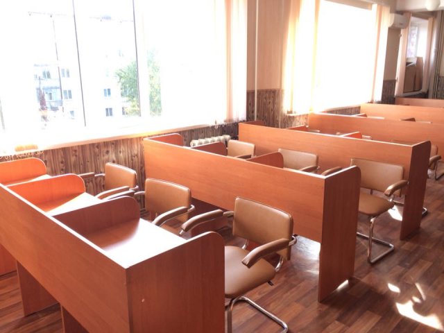В зале заседаний Каховского горсовета установили новую мебель