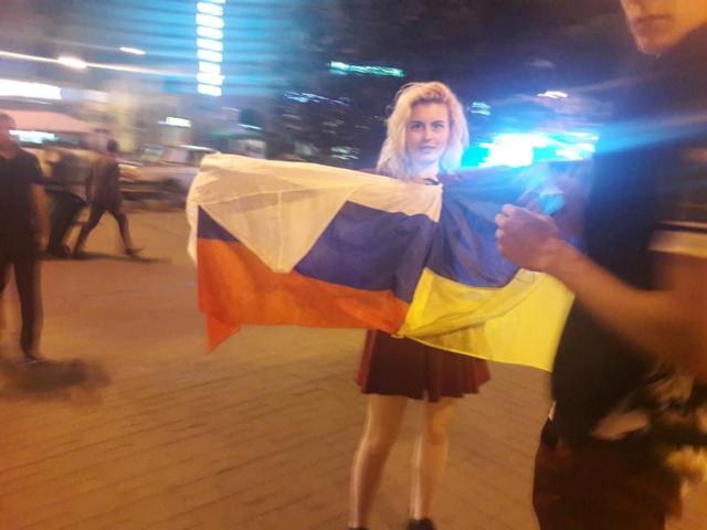 Сеть разозлило видео, как в центре Киева "туристы" из Херсона фотографировались с российским флагом