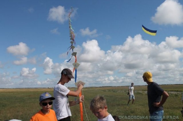 В Скадовске установили рекорд Украины - подняли в небо 472 воздушных змеев