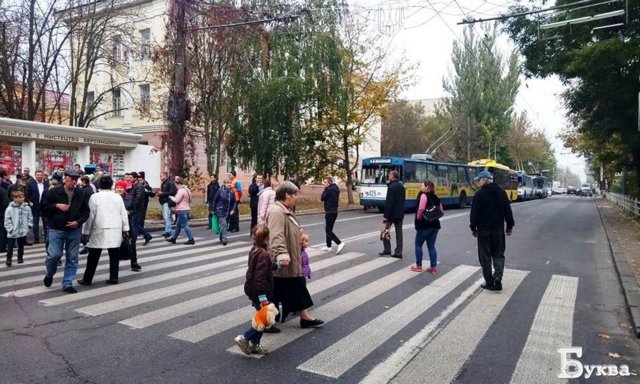 Пр ходящие. Херсон отключили интернет. Херсон, к протестующей женщине пришли в квартиру.