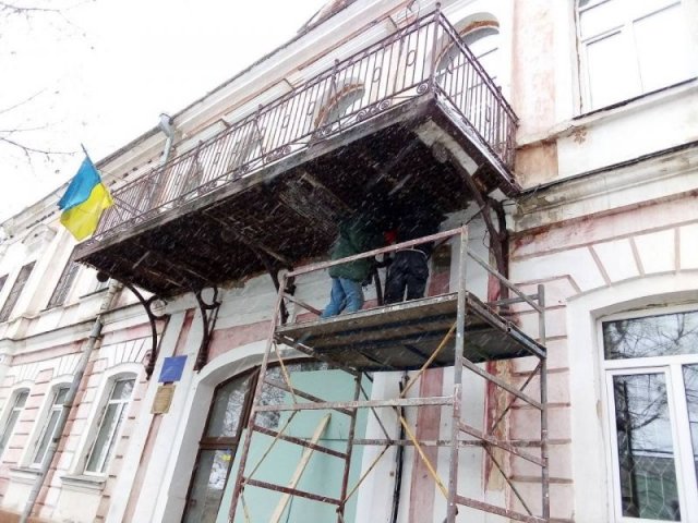 Разрушившийся балкон Херсонской школы №16: идут работы по укреплению