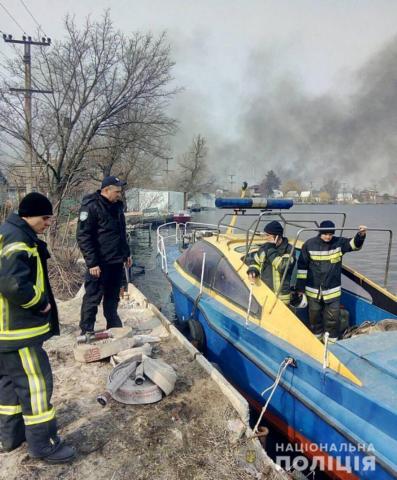 Херсонские пожарные патрулируют остров с горевшими дачами на полицейском катере 