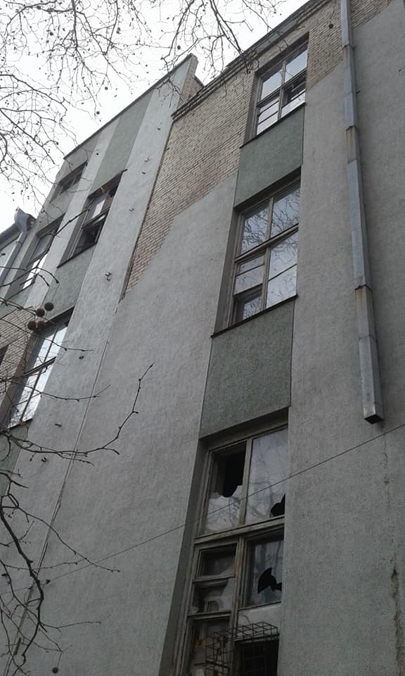 Осыпающийся фасад старой фабрики едва не лишил херсонку жизни
