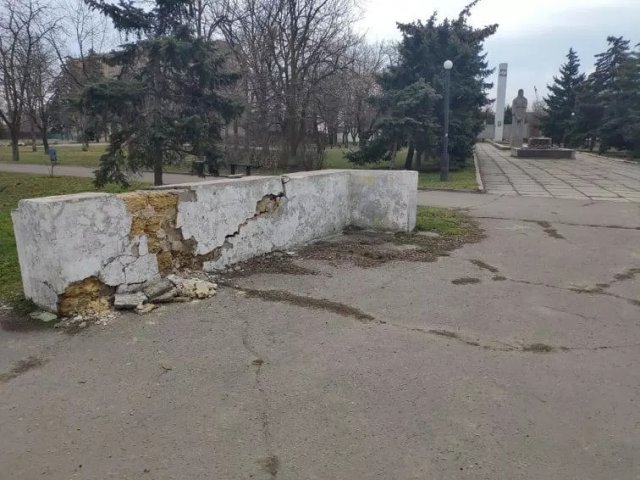 В Геническе разрушается памятник освободителям города