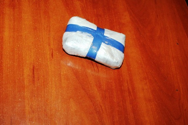 Голопристанским зекам пытались перебросить пакет с мобильным телефоном и наркотиками