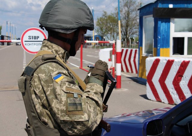 Житель Николаева пытался провезти из оккупированного Крыма резиновую дубинку и газовый баллончик