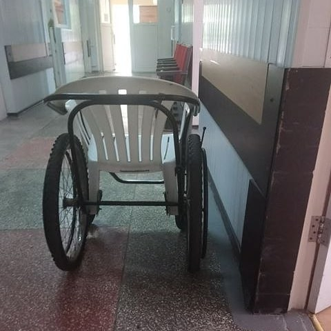 Голь на выдумки хитра: в херсонской больнице приспособили остов инвалидного кресла
