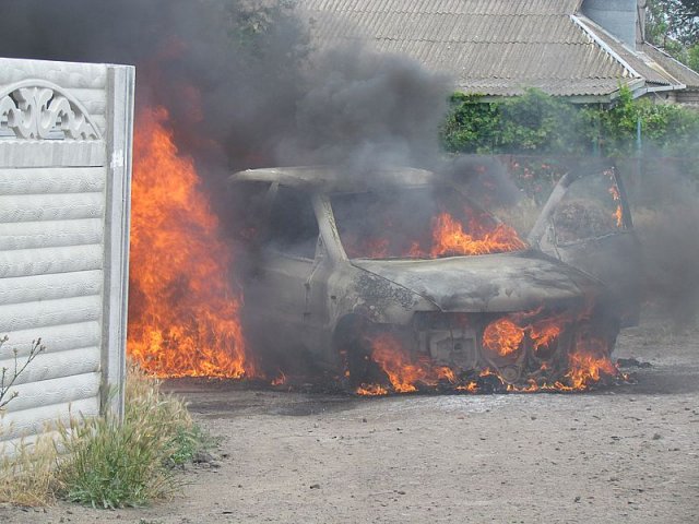 В Счастливцево на Арабатке сгорел легковой автомобиль