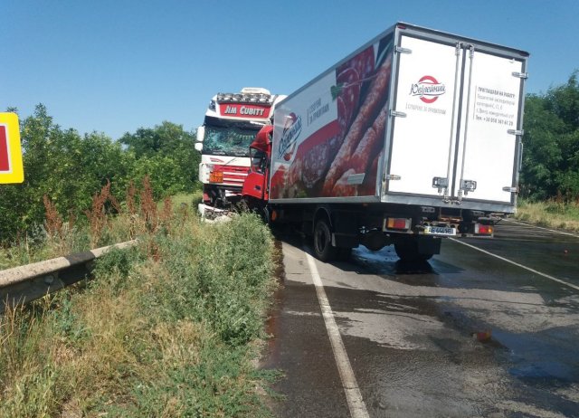 В столкновении грузовиков на херсонской трассе погиб один из водителей