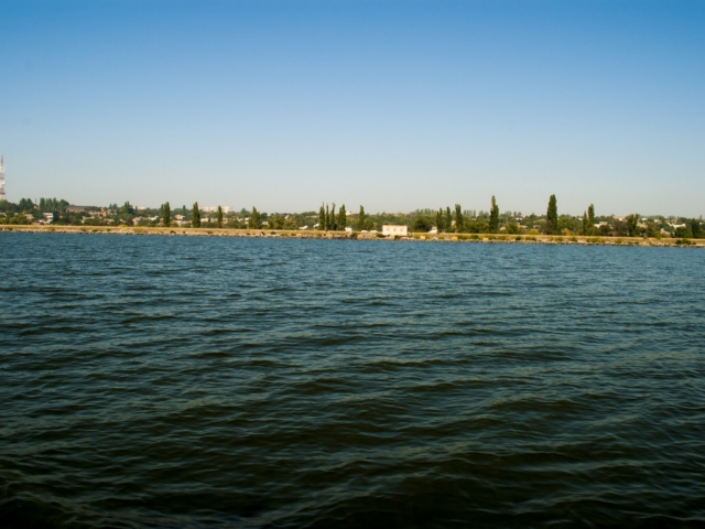 В Каховском водохранилище села на мель яхта из Херсона: там 5 пассажиров и капитан