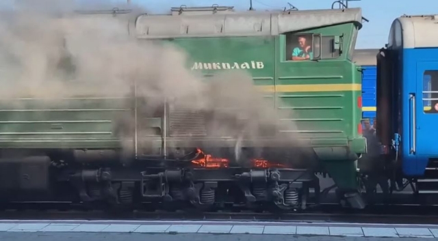 Появилось видео, как горел поезд Херсон-Киев: машинисты спасались через окна