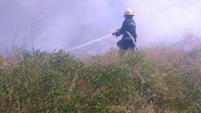 Каховские пожарные тушили огонь в Любимовке
