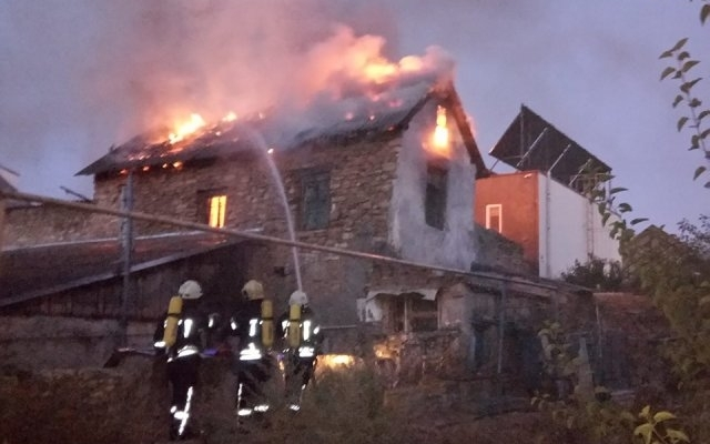 Горевший утром в Херсоне дом спасатели тушили 4 часа