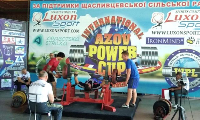 На Арабатской стрелке прошел турнир по силовому многоборью «Кубок Азовского моря-2019».
