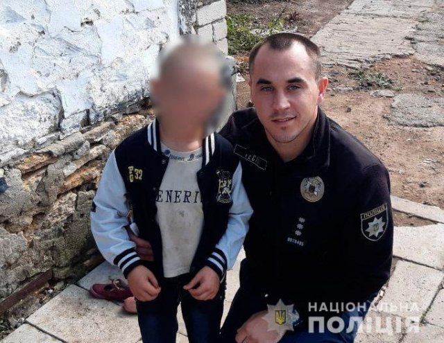 Бериславские полицейские отвезли родителям 11-летнего школьника, который в темноте боялся возвращаться домой