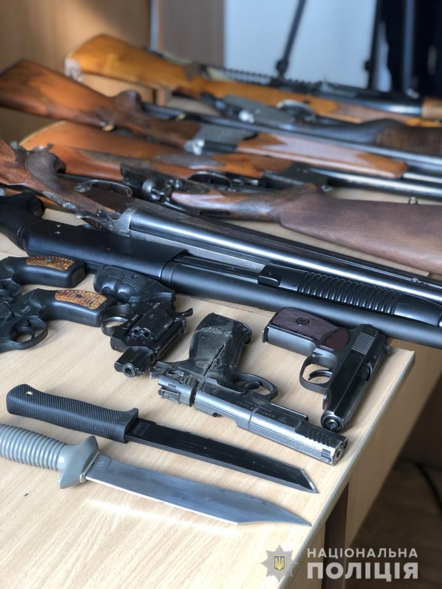 В течение октября жители Херсонщины сдали в полицию почти 500 единиц оружия