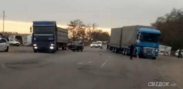 На трассе «Николаев-Херсон» столкнулись грузовик «Рено» и легковушка «ВАЗ»